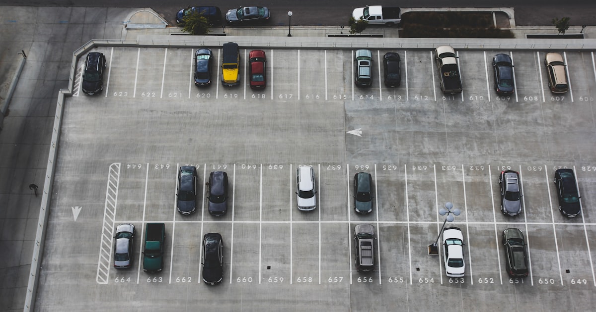 Stressfrei parken am Arbeitsplatz: Warum Stellplätze ein echter Standortvorteil sind